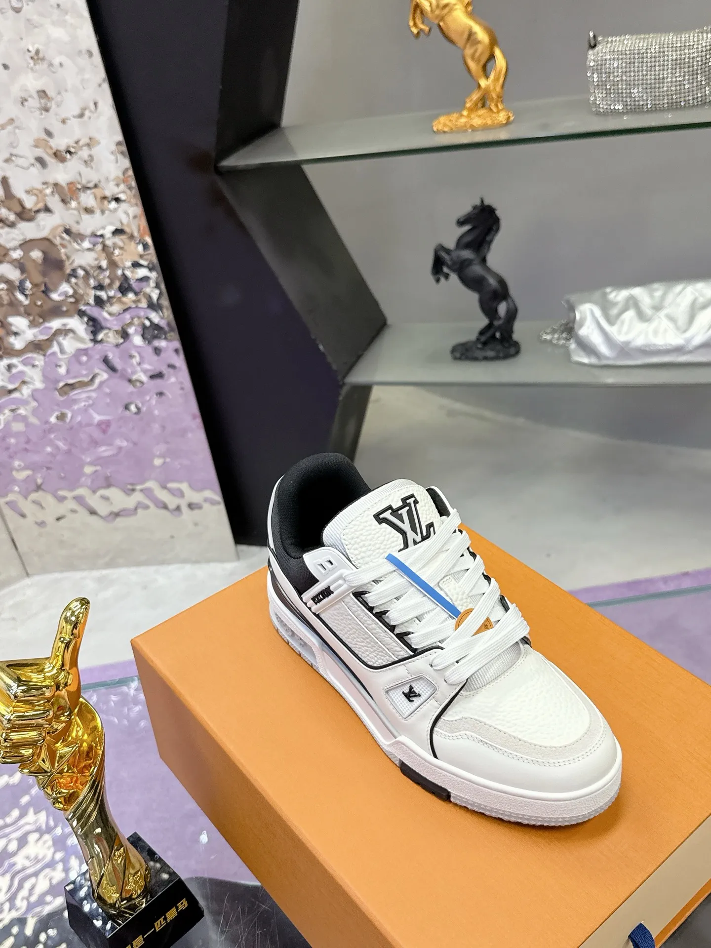 Factory price: 760💰 (latest color) This LV Trainer sneaker is made of grained cow leather, and uses vibrant colors to pay tribute to Virgil Abloh’s original classic inspired by retro basketball shoes. The upper is embellished with rubber LV letters and Vuitton logo, and the outsole is decorated with Monogram flowers. Exquisite packaging at the delivery counter🛍📦 ▪️Fabrics: Original customized first-layer cowhide ▪️Inner lining: Original customized breathable mesh lining ▪️Outsole: Original molded two-color TPU combination outsole ▪️Sole thickness: 3CM ▪️Size: Women's 35-40 Men's 38-46